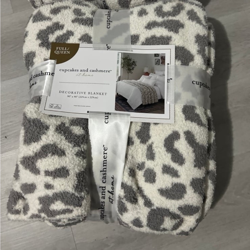 Cupcakes and Cashmere Queen animal print blanklet